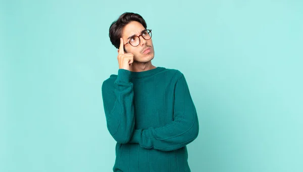 Hispanische Gutaussehender Mann Mit Konzentriertem Blick Fragend Mit Zweifelndem Gesichtsausdruck — Stockfoto