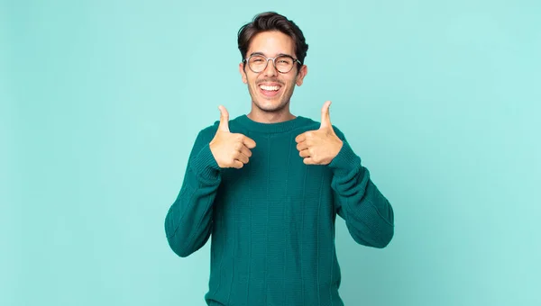 Hispánský Pohledný Muž Usmívá Široce Vypadající Šťastný Pozitivní Sebevědomý Úspěšný — Stock fotografie