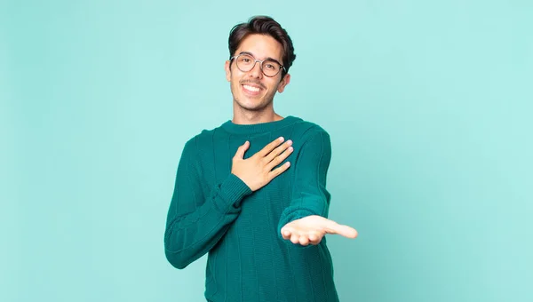 Латиноамериканец Красивый Мужчина Чувствует Себя Счастливым Влюбленным Улыбаясь Одной Рукой — стоковое фото
