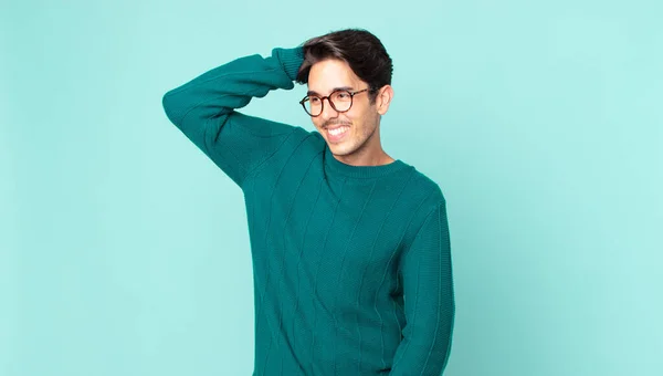 Spanyol Yakışıklı Adam Neşeli Sıradan Bir Şekilde Gülümsüyor Olumlu Mutlu — Stok fotoğraf