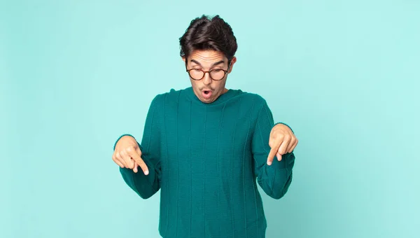 Hispanic Handsome Man Feeling Shocked Open Mouthed Amazed Looking Pointing — Stock Photo, Image