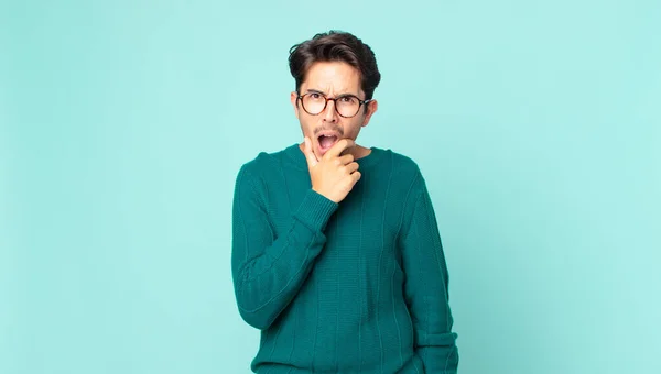 Hispanischer Gutaussehender Mann Mit Weit Geöffnetem Mund Und Augen Und — Stockfoto