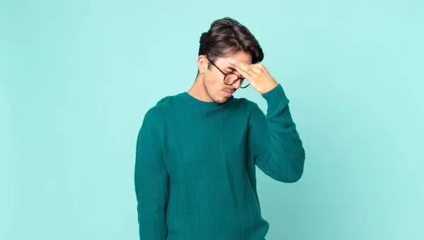 Hispânico Bonito Homem Sentindo Estressado Infeliz Frustrado Tocando Testa Sofrendo — Fotografia de Stock
