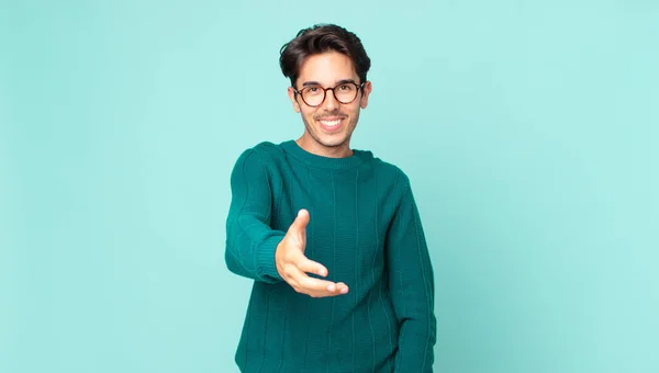 Hispânico Bonito Homem Sorrindo Olhando Feliz Confiante Amigável Oferecendo Aperto — Fotografia de Stock