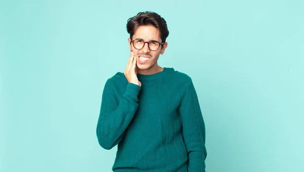 Hispanische Gutaussehender Mann Hält Wange Und Leidet Unter Schmerzhaften Zahnschmerzen — Stockfoto