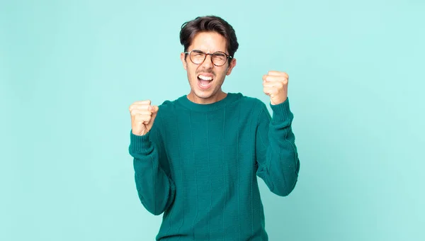 Hispánský Pohledný Muž Cítí Šťastný Pozitivní Úspěšný Slaví Vítězství Úspěchy — Stock fotografie
