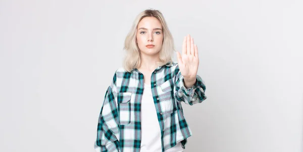 Ganske Albino Kvinne Ser Alvorlig Streng Misfornøyd Sint Viser Åpne – stockfoto