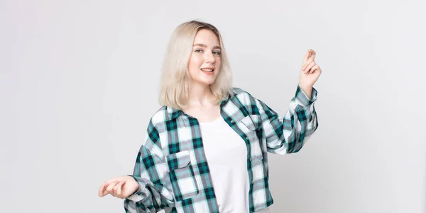 Mooie Albino Vrouw Glimlachend Zorgeloos Voelen Ontspannen Gelukkig Dansen Luisteren — Stockfoto