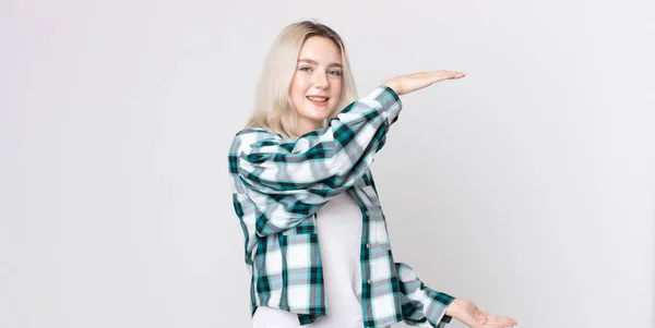 Ganske Albino Kvinne Smilende Glad Positiv Fornøyd Holder Eller Viser – stockfoto