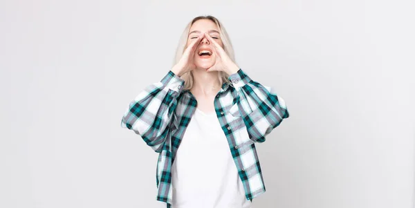 Mulher Albino Bonita Sentindo Feliz Animado Positivo Dando Grande Grito — Fotografia de Stock