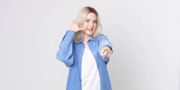 Pen Albino Kvinne Som Smiler Muntert Peker Kamera Mens Hun – stockfoto