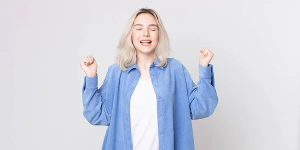 Mujer Albina Bonita Mirando Extremadamente Feliz Sorprendido Celebrando Éxito Gritando — Foto de Stock