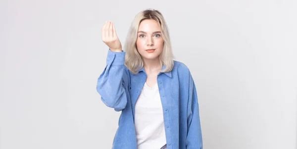 Mulher Albino Bonita Fazendo Capice Gesto Dinheiro Dizendo Lhe Para — Fotografia de Stock