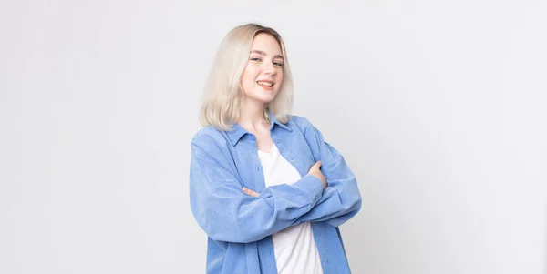 Mujer Albina Bonita Riendo Felizmente Con Los Brazos Cruzados Con — Foto de Stock