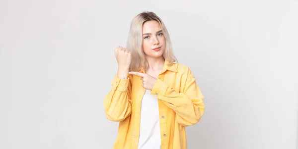 Mujer Albina Bonita Mirando Impaciente Enojado Apuntando Reloj Pidiendo Puntualidad — Foto de Stock