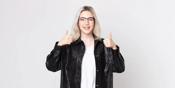 Mulher Albino Bonita Sorrindo Amplamente Olhando Feliz Positivo Confiante Bem — Fotografia de Stock