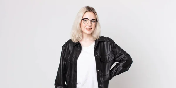 Pen Albino Kvinne Som Smiler Muntert Avslappet Med Positivt Lykkelig – stockfoto
