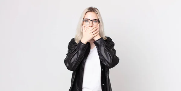 Pretty Albino Woman Covering Mouth Hands Shocked Surprised Expression Keeping — Stock Photo, Image