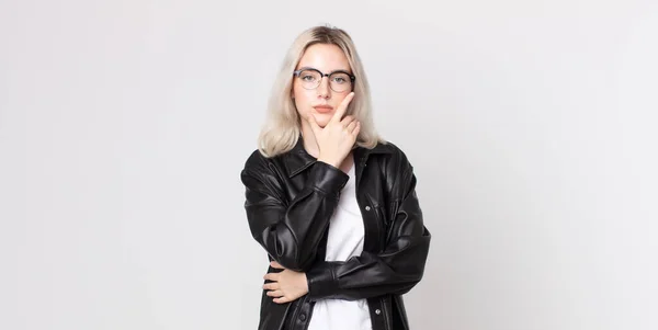 Pretty Albino Woman Looking Serious Thoughtful Distrustful One Arm Crossed — Stock Photo, Image