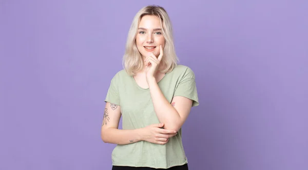 Mulher Albino Bonita Olhando Feliz Sorrindo Com Mão Queixo Perguntando — Fotografia de Stock