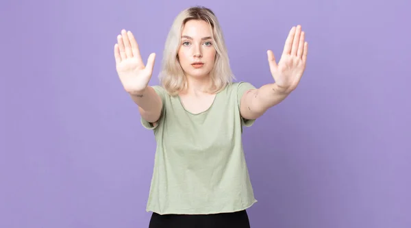 Hübsche Albino Frau Die Ernst Unglücklich Wütend Und Unzufrieden Aussieht — Stockfoto