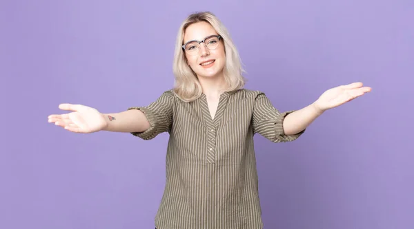 Bonita Mujer Albina Sonriendo Alegremente Dando Cálido Amistoso Cariñoso Abrazo —  Fotos de Stock