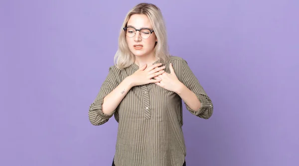 Mooie Albino Vrouw Die Verdrietig Gekwetst Gebroken Uitziet Beide Handen — Stockfoto