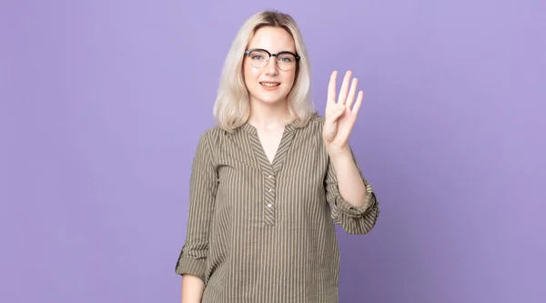 Mulher Albino Bonita Sorrindo Olhando Amigável Mostrando Número Quatro Quarto — Fotografia de Stock