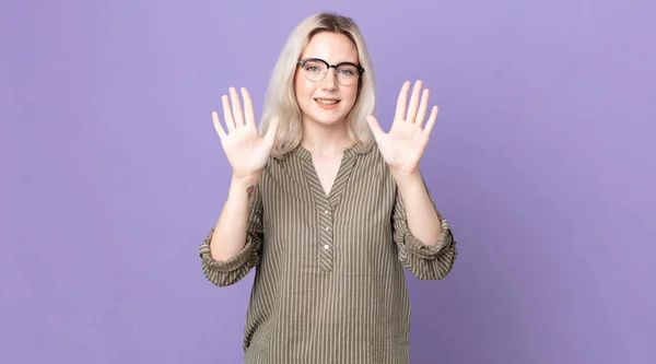 Mooie Albino Vrouw Glimlachend Zoek Vriendelijk Tonen Nummer Tien Tiende — Stockfoto