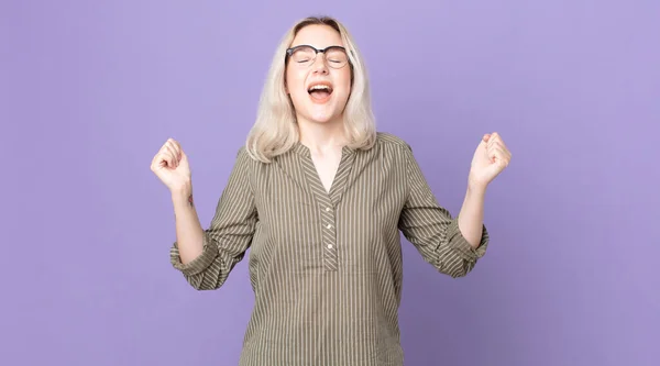 Mooie Albino Vrouw Kijken Zeer Gelukkig Verrast Vieren Succes Schreeuwen — Stockfoto