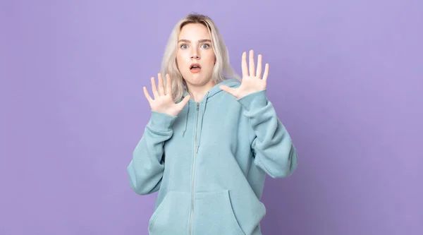 Pretty Albino Woman Feeling Terrified Backing Screaming Horror Panic Reacting — Stock Photo, Image