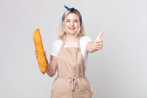 年轻漂亮的白化病妇女感到自豪 带着大拇指和面包面包面包一起笑得很开心 — 图库照片