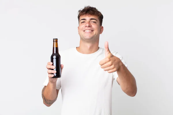 Jovem Homem Bonito Sentindo Orgulhoso Sorrindo Positivamente Com Polegares Para — Fotografia de Stock