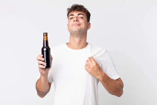 傲慢で成功しポジティブで誇り高くビールボトルを持っている若いハンサムな男 — ストック写真