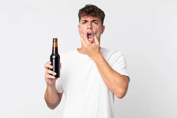 Joven Hombre Guapo Con Boca Los Ojos Bien Abiertos Mano — Foto de Stock