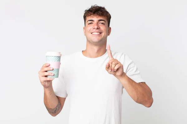 年轻英俊的男人骄傲地微笑着 自信地排在第一位 端着一杯咖啡 — 图库照片