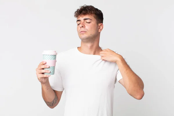 年轻英俊的男子感到紧张 疲倦和沮丧 并拿起一杯咖啡 — 图库照片