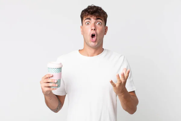 Jovem Homem Bonito Sentindo Extremamente Chocado Surpreso Segurando Café Take — Fotografia de Stock