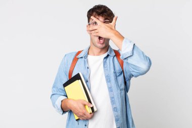 Genç, yakışıklı adam şok olmuş, korkmuş ya da korkmuş görünüyor. Üniversite öğrencisi konsepti