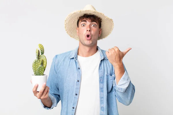 Joven Hombre Guapo Mirando Asombrado Incredulidad Agricultor Que Posee Cactus —  Fotos de Stock