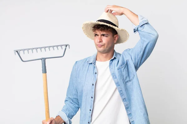 Joven Hombre Guapo Sintiéndose Desconcertado Confundido Rascándose Cabeza Concepto Agricultor —  Fotos de Stock