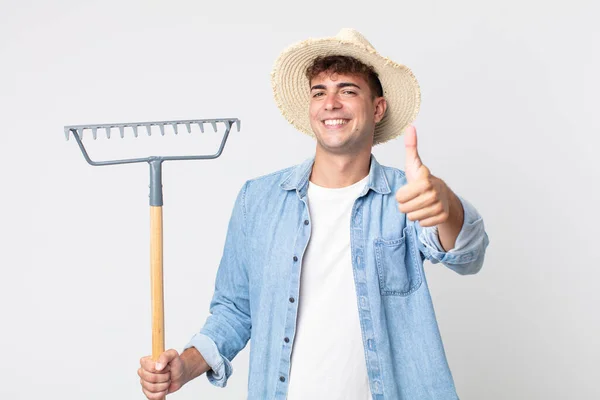 Joven Hombre Guapo Sentirse Orgulloso Sonriendo Positivamente Con Los Pulgares —  Fotos de Stock