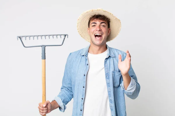 Joven Hombre Guapo Sintiéndose Feliz Asombrado Por Algo Increíble Concepto — Foto de Stock