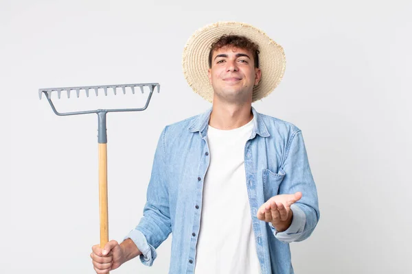 Jovem Bonito Homem Sorrindo Feliz Com Amigável Oferecendo Mostrando Conceito — Fotografia de Stock