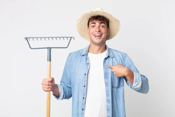 Jovem Bonito Homem Sentindo Feliz Apontando Para Mesmo Com Animado — Fotografia de Stock