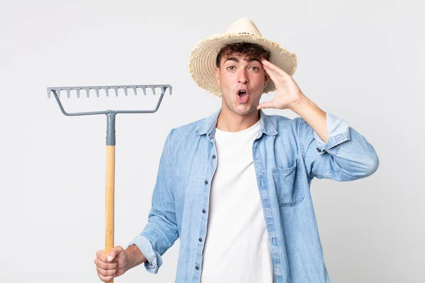 Joven Hombre Guapo Buscando Feliz Asombrado Sorprendido Concepto Agricultor —  Fotos de Stock