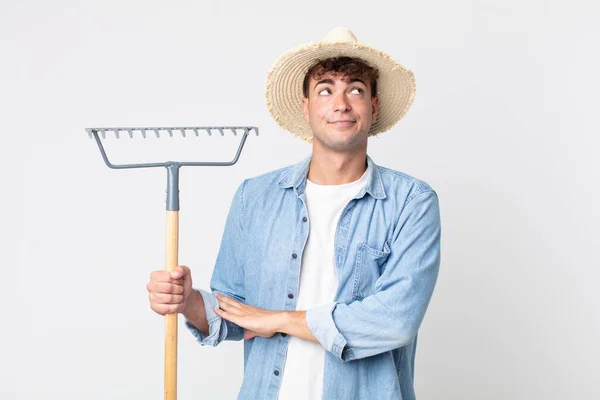 Jovem Homem Bonito Encolhendo Ombros Sentindo Confuso Incerto Conceito Agricultor — Fotografia de Stock