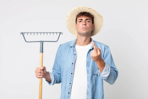 Joven Hombre Guapo Sintiéndose Enojado Molesto Rebelde Agresivo Concepto Agricultor —  Fotos de Stock