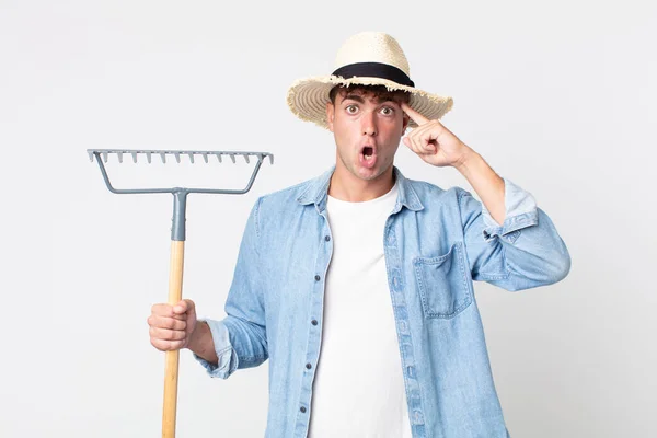 Joven Hombre Guapo Mirando Sorprendido Realizando Nuevo Pensamiento Idea Concepto —  Fotos de Stock