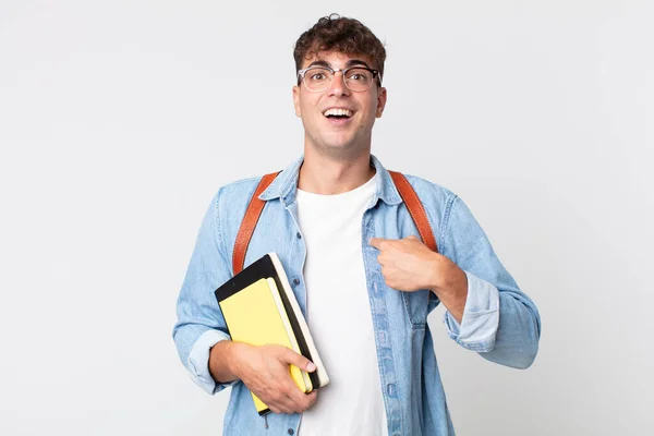 Jovem Bonito Homem Sentindo Feliz Apontando Para Mesmo Com Animado — Fotografia de Stock